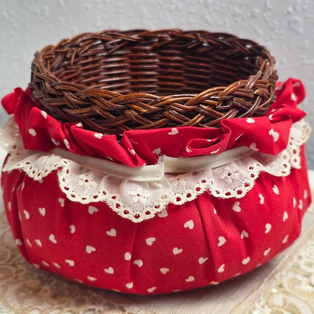 Vintage Style Red Heart Print Wicker‎ Basket with Padded Lace Trim Cover Round